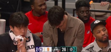 b体育官方网站-很专注！杨瀚森坐在场边阿夫迪亚身旁认真观战 球队大比分领先