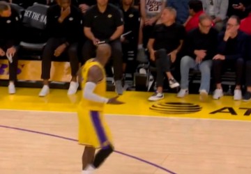 b体育官方网站-担当！詹姆斯询问教练组：八村几犯了？有必要的话 我来防约基奇