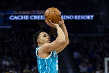 b体育官方网站-但凡投中几个呢！格威6投全铁&amp;赛恩·詹姆斯2中0 二人一分未得