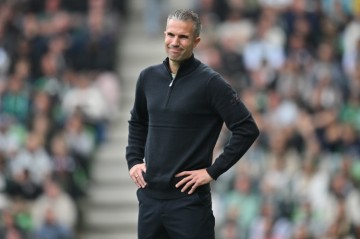 b体育官方网站-范佩西回应昆滕·廷伯炮轰：关系难以挽回，我基于表现评判球员