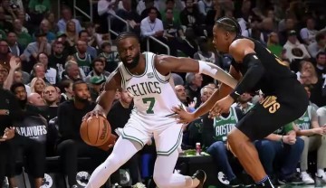 b体育官网-NBA常规赛凯尔特人主场114-98战胜76人 马克西空砍33分