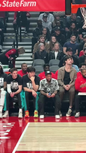 b体育官方网站-静静等待机会！小吧拍到杨瀚森坐在利拉德旁 认真观察场上局势